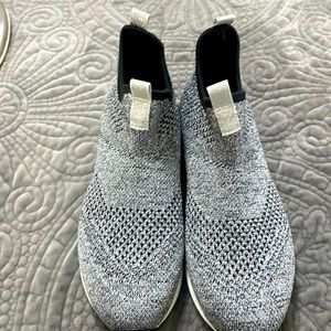 Black and silver tennis shoe size 7